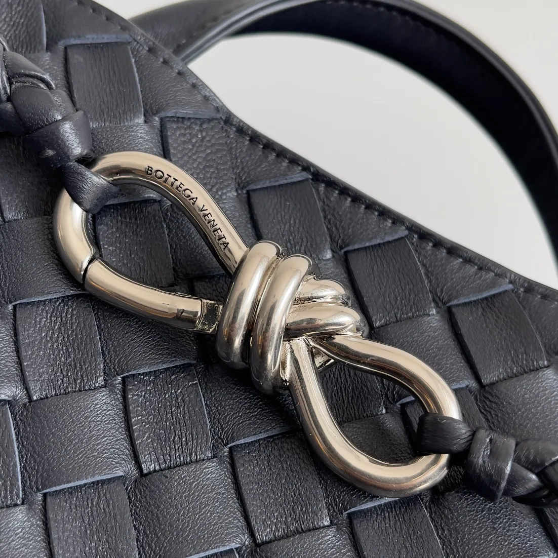 The 2023 new Andiamo batch of 1860 BV has been shipped‼ ️Really popular🔥The new Andiamo woven handbag launched by Bottega Veneta this season is really popular all over the world! ! Celebrities at home and abroad have worn it, and Oscar-winning actress Michelle Yeoh has taken it out on the street. Song Jia, Trai Yara, Yu Feihong, Sanji Ayaka, Rosie Hunting-Whiteley, Yoshioka Riho, etc. have all picked up this bag. It is classic and versatile, showing off its temperament, and the bag capacity is also large, which is very convenient for daily commuting! ! A variety of carrying methods, the shoulder straps can be adjusted by yourself, the original lambskin feels soft and delicate, and the neutral style is made to break gender boundaries and bring a more practical and longer-lasting use experience. Andiamo, which has both elegant and casual styles, perfectly interprets the true appearance of "fashionable old money style". Style number: 743568 Size: 25*22*10.5cm